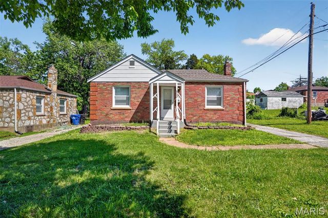 8211 Montreal Drive, St Louis, MO 63132
