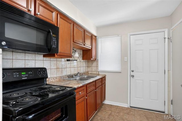 8211 Montreal Drive, St Louis, MO 63132