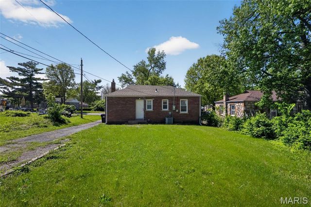 8211 Montreal Drive, St Louis, MO 63132