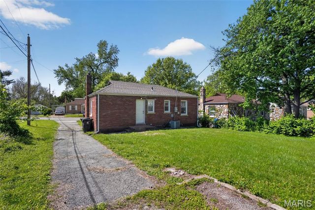 8211 Montreal Drive, St Louis, MO 63132