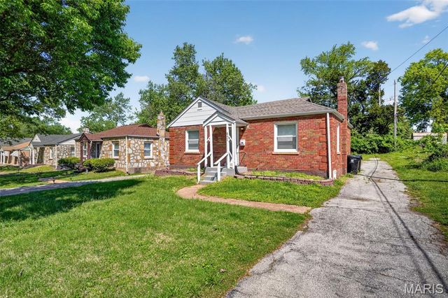 8211 Montreal Drive, St Louis, MO 63132
