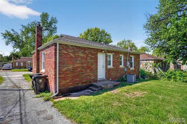 8211 Montreal Drive, St Louis, MO 63132
