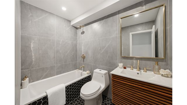 69 CLERMONT Avenue, New York City, NY 11205