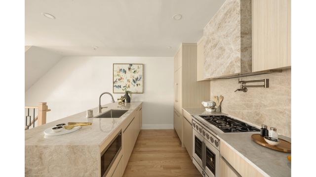 69 CLERMONT Avenue, New York City, NY 11205