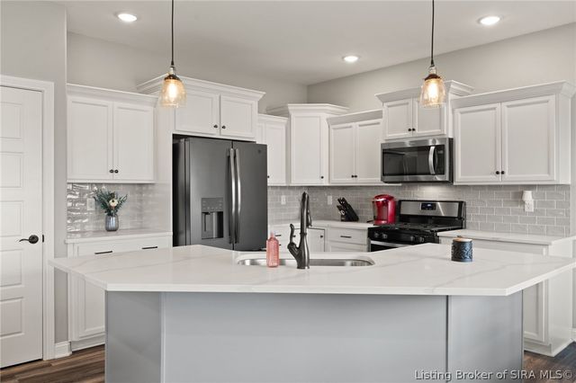 2079 Prestwick Place, Henryville, IN 47126