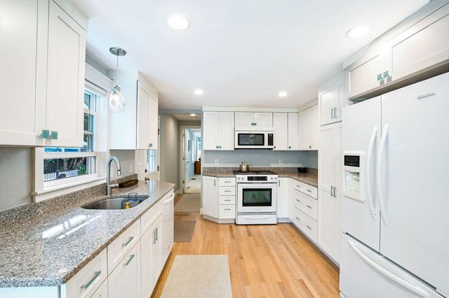31 Garrison Road, Falmouth, MA 02540