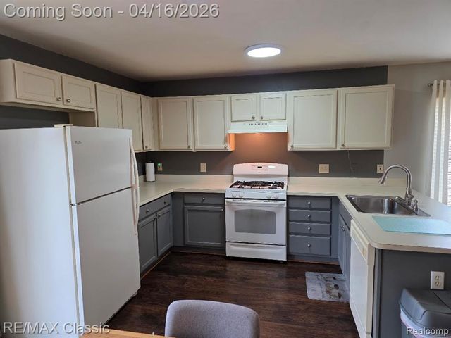 3909 Sunflower Lane, Warren, MI 48091