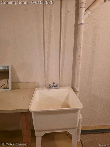 3909 Sunflower Lane, Warren, MI 48091