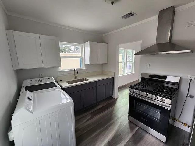 3903 Broyles, Houston, TX 77026