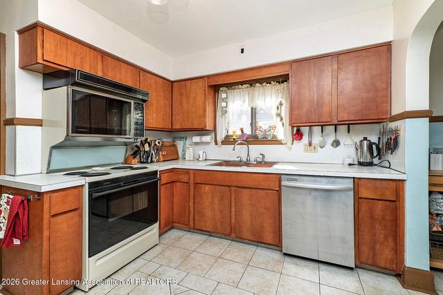 524 Everett Drive, Lansing, MI 48915