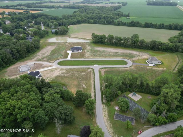 135 Coach House Loop, Bowling Green, OH 43402