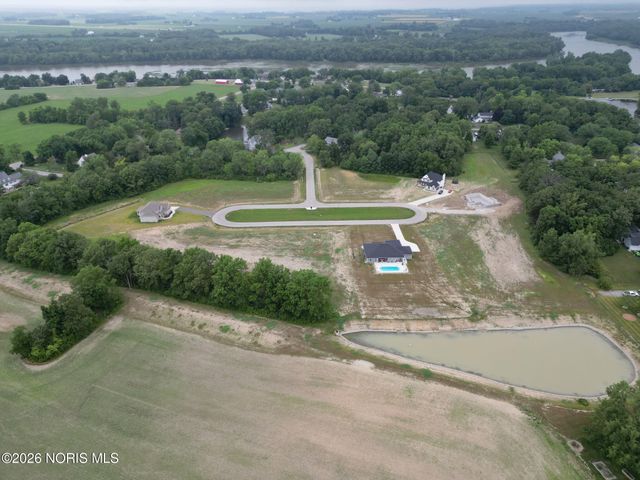 135 Coach House Loop, Bowling Green, OH 43402