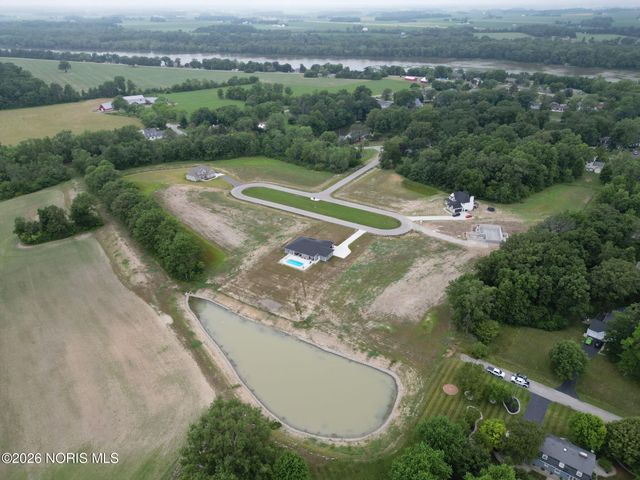 135 Coach House Loop, Bowling Green, OH 43402