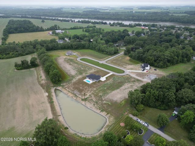 135 Coach House Loop, Bowling Green, OH 43402