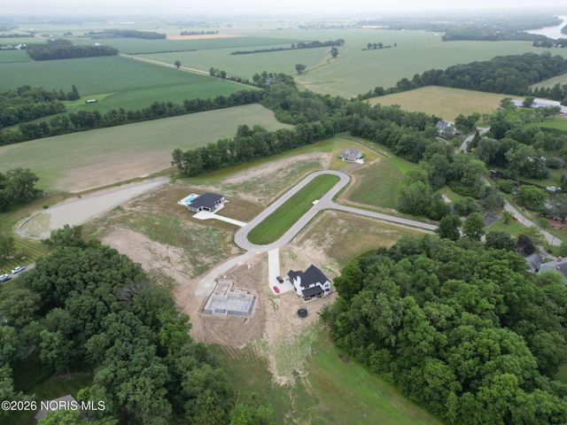 135 Coach House Loop, Bowling Green, OH 43402