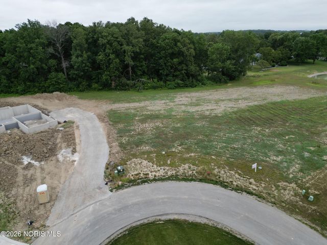 135 Coach House Loop, Bowling Green, OH 43402