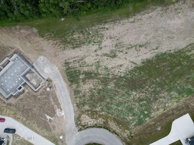 135 Coach House Loop, Bowling Green, OH 43402