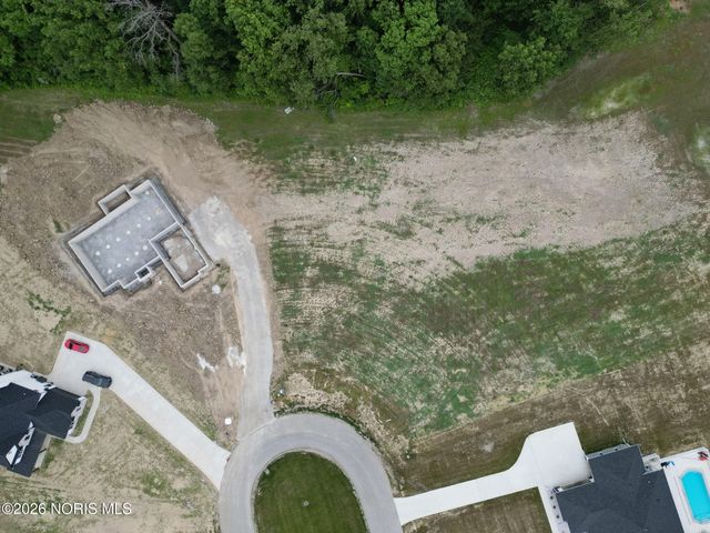 135 Coach House Loop, Bowling Green, OH 43402