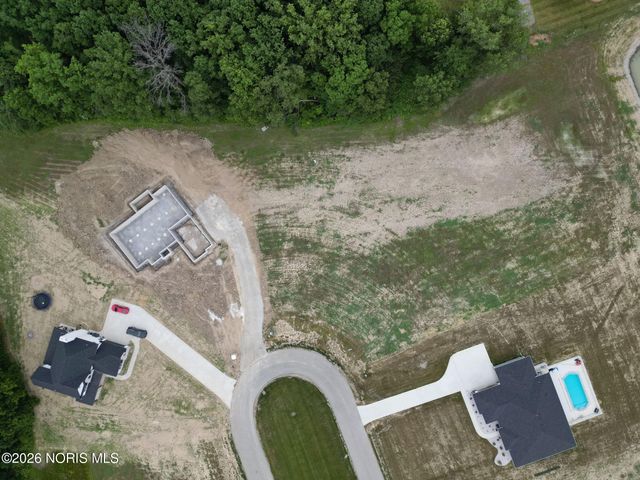 135 Coach House Loop, Bowling Green, OH 43402