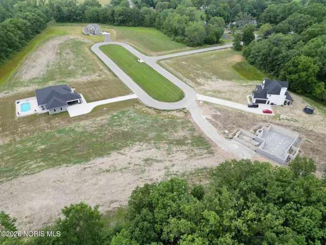 135 Coach House Loop, Bowling Green, OH 43402