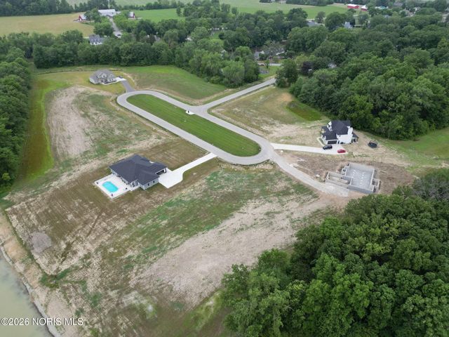 135 Coach House Loop, Bowling Green, OH 43402