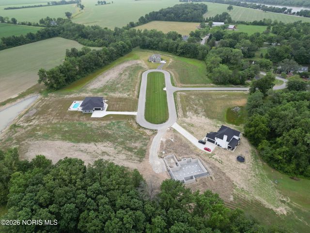 135 Coach House Loop, Bowling Green, OH 43402