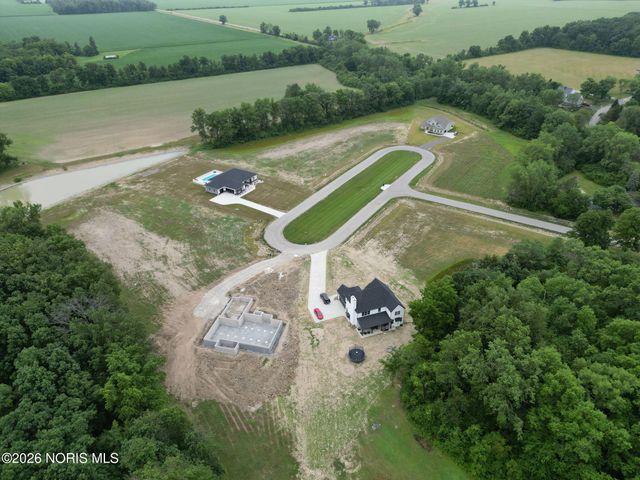 135 Coach House Loop, Bowling Green, OH 43402