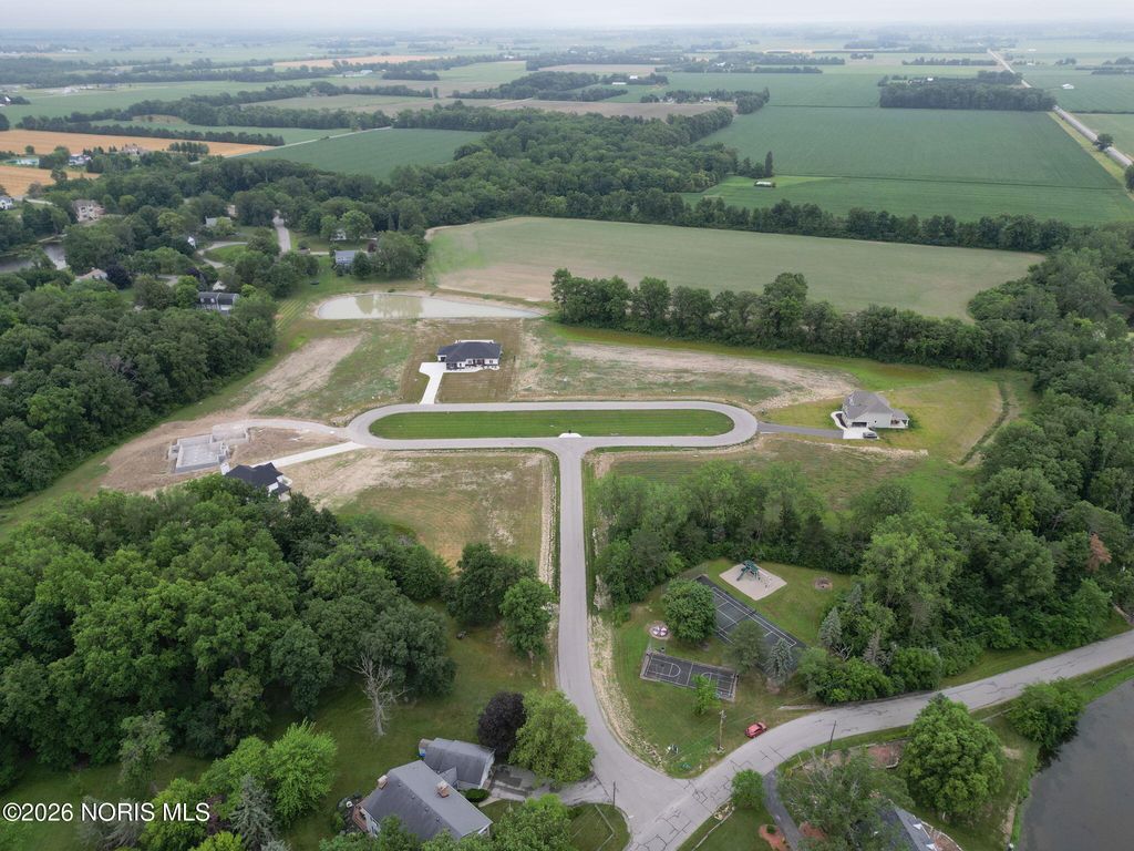 135 Coach House Loop, Bowling Green, OH 43402