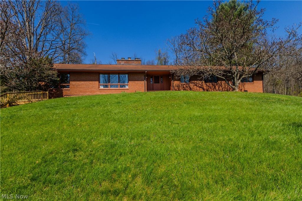 100 Crestwood Circle, Marietta, OH 45750