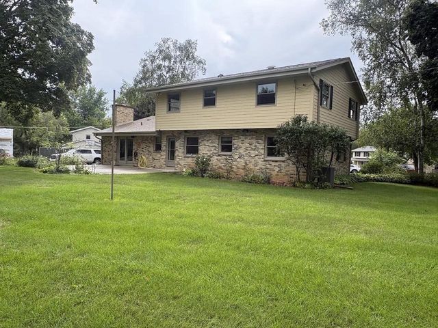 W275 N4880 S Courtland Circle, Pewaukee, WI 53072