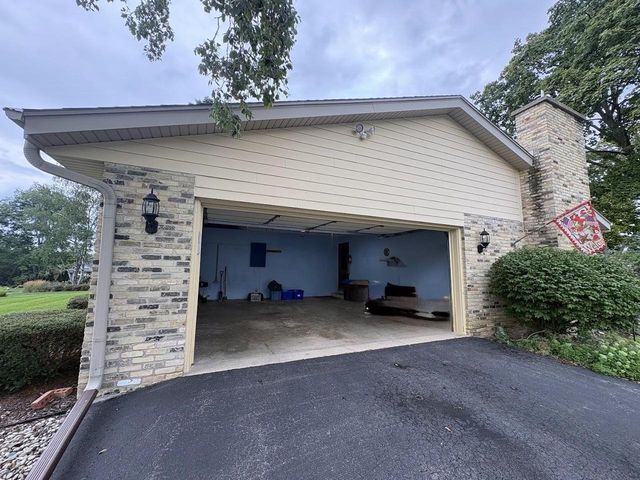 W275 N4880 S Courtland Circle, Pewaukee, WI 53072