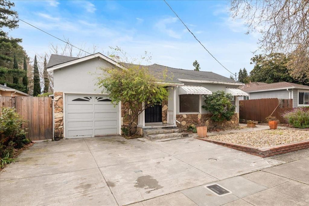 Image 2 of property listing at 467 Center Street, Redwood City, CA 94061