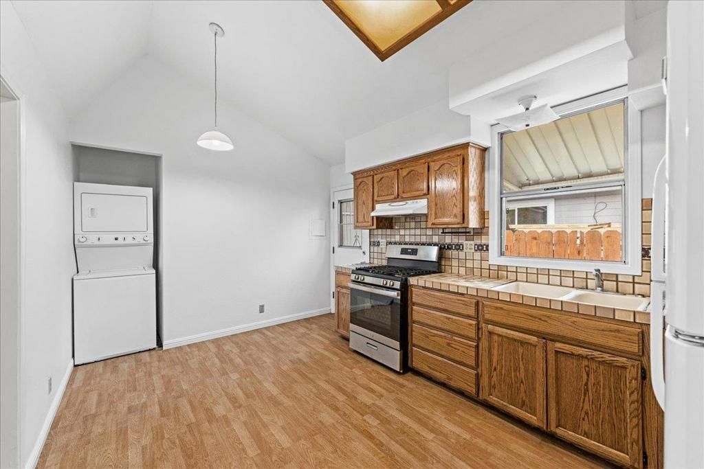 Image 7 of property listing at 467 Center Street, Redwood City, CA 94061