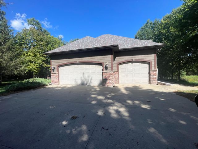 3019 Thaddeus Road SW, Rochester, MN 55902