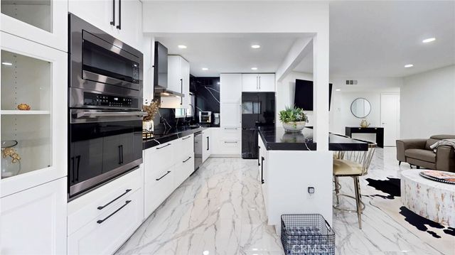 4632 Park Granada 93, Calabasas, CA 91302