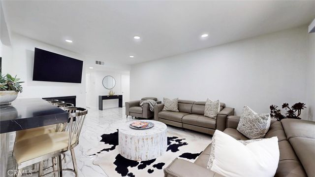 4632 Park Granada 93, Calabasas, CA 91302