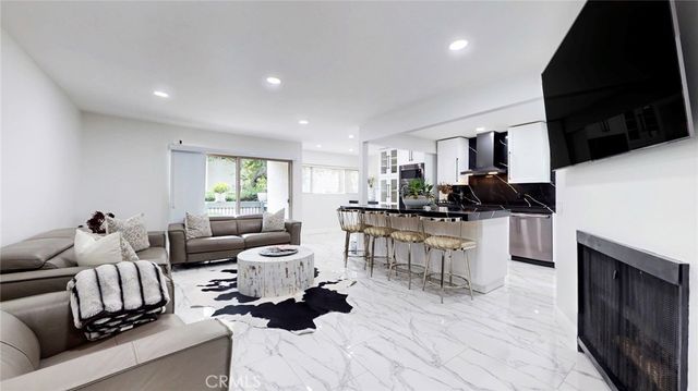 4632 Park Granada 93, Calabasas, CA 91302