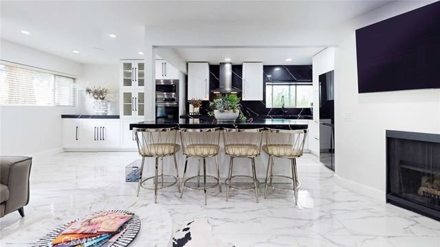 4632 Park Granada 93, Calabasas, CA 91302