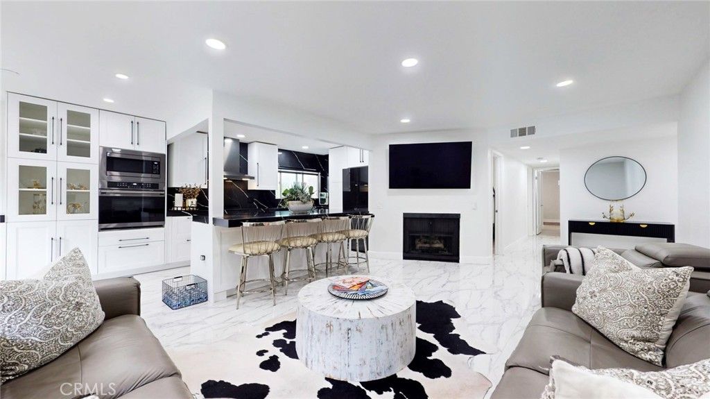 4632 Park Granada 93, Calabasas, CA 91302