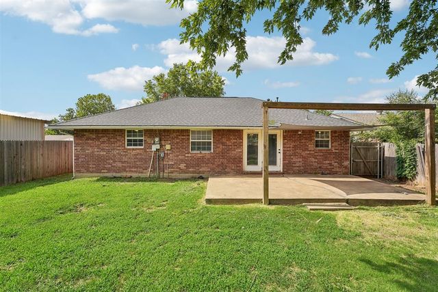 1013 NW 5th Street, Moore, OK 73160