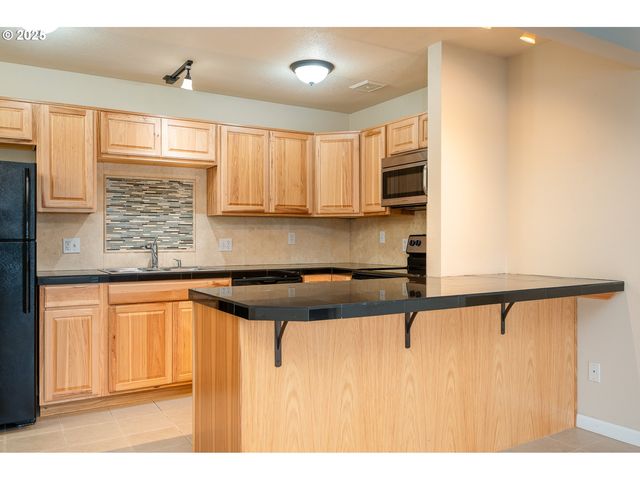 10090 Sw BEAVERTON HILLSDALE Hwy 16, Beaverton, OR 97005