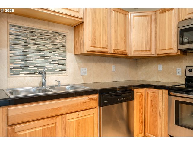 10090 Sw BEAVERTON HILLSDALE Hwy 16, Beaverton, OR 97005