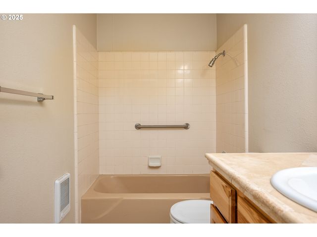 10090 Sw BEAVERTON HILLSDALE Hwy 16, Beaverton, OR 97005