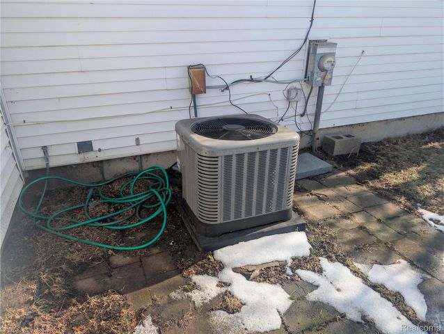 15630 Harrison, Romulus, MI 48174