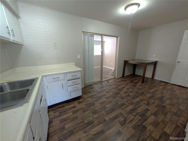 15630 Harrison, Romulus, MI 48174