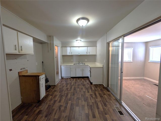 15630 Harrison, Romulus, MI 48174