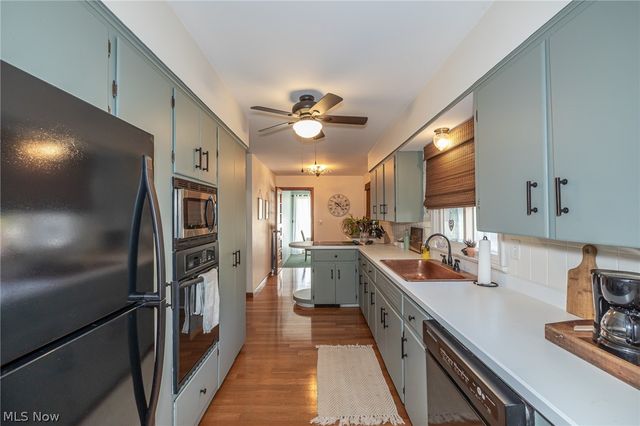 180 S Leavitt Road, Amherst, OH 44001