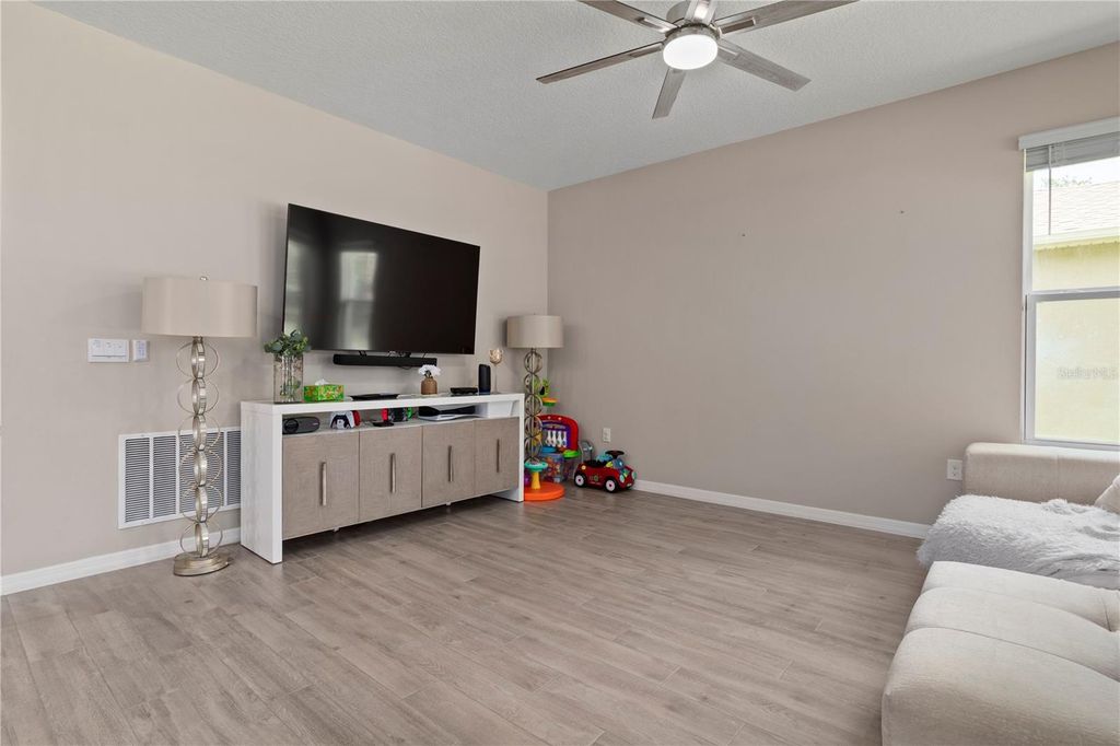 Image 8 of property listing at 548 SHAELYN PLACE, Deland, FL 32724