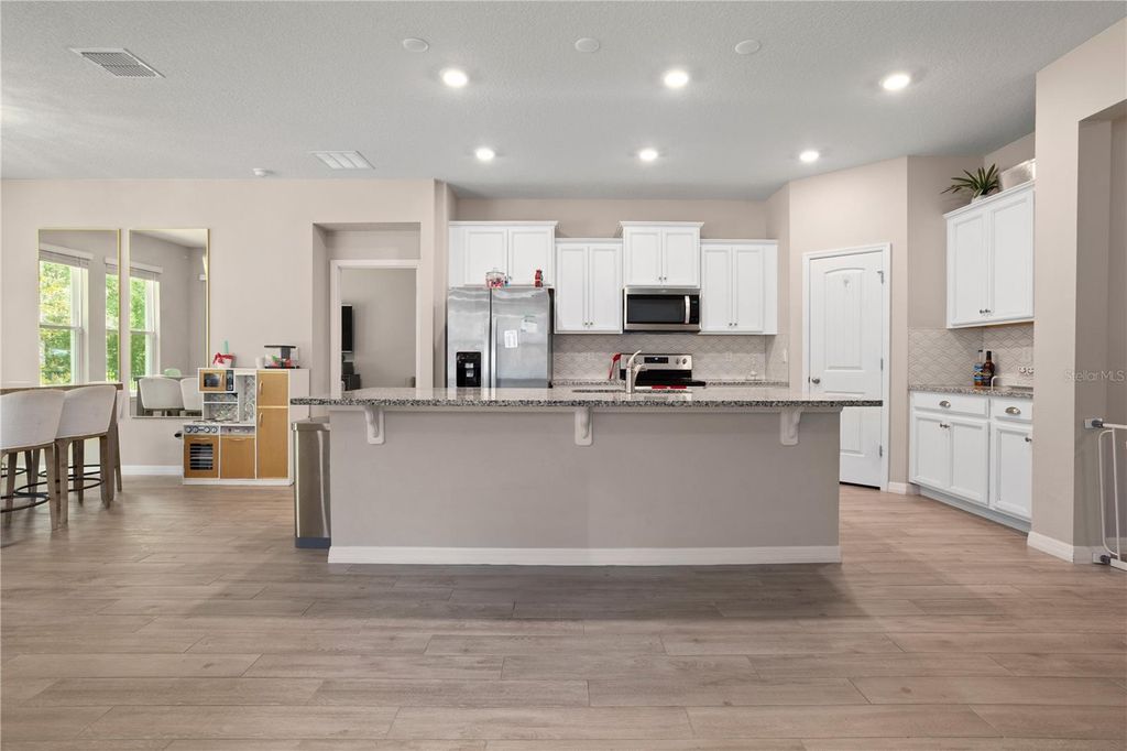 Image 9 of property listing at 548 SHAELYN PLACE, Deland, FL 32724