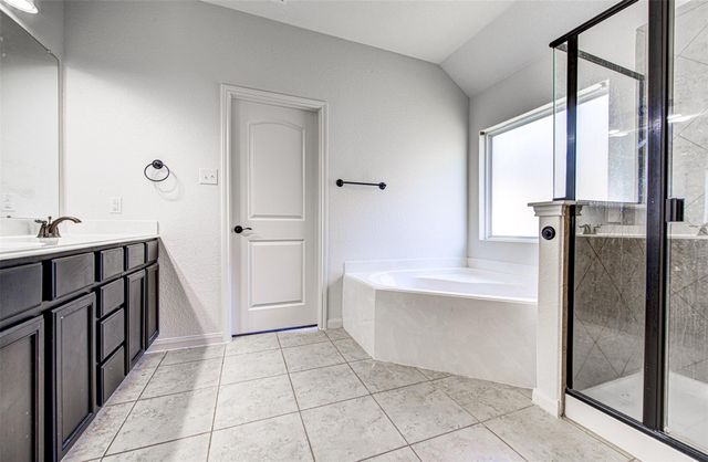 1240 Twin Estates DR, Kyle, TX 78640